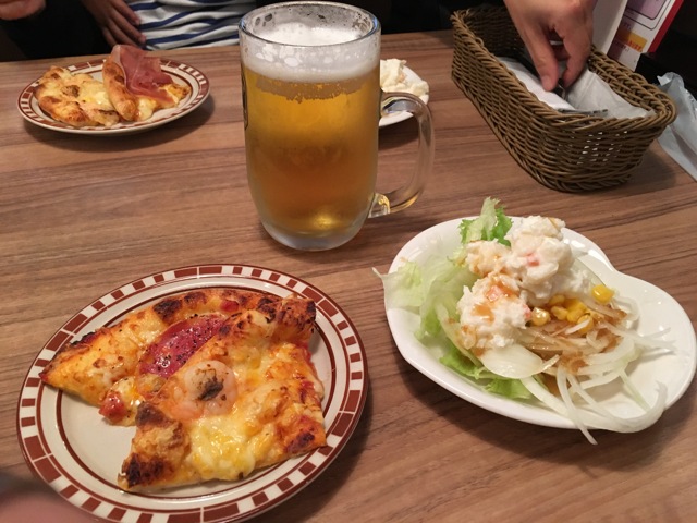 ビール・サラダ・ピザ