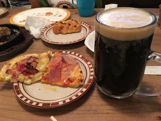 ポテト、生ハムのピザとビール