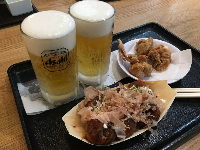 千葉県成田市、成田国際空港第3ターミナル。搭乗時間までの待ち時間。フードコートで生ビールにから揚げ、たこ焼きを食す。