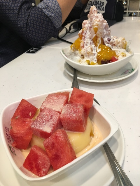 香港旅行記その２。ディナー後のデザート「松記糖水店」でマンゴープリンを食す。更に街ぶら、豚足で一杯。