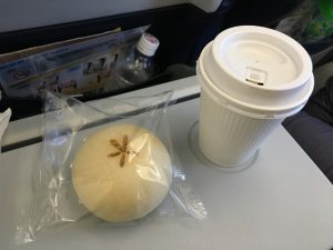 バニラエア特製バニラくり～むあんぱんとコーヒー