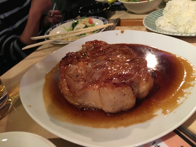 栃木県佐野市伊賀町、JR佐野駅西側に鎮座する食事も美味しいライブハウス「Dining Bar KEN（ダイニングバー ケン）」にて、チキングリルと1ポンドポークステーキを食す。