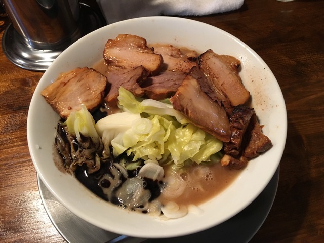 骨のzui さんでまっ黒まー油のとんこつらー麺＋肉のせを食す。前橋市青柳町、カインズホーム青柳店そばで営業。
