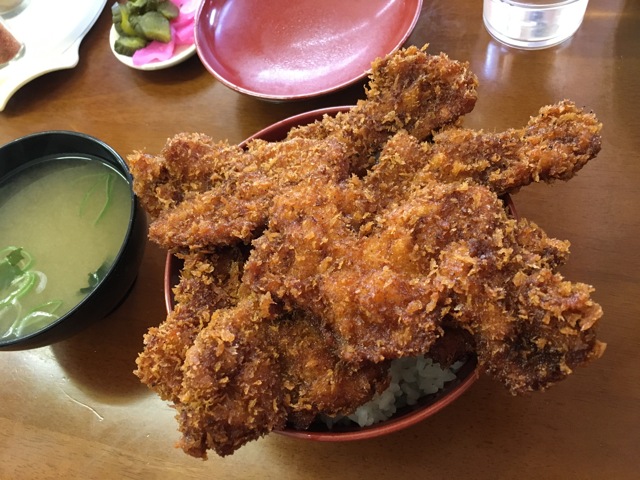 ニコニコ亭 でソースカツ丼 3枚丼 を食す。渋川市渋川、四ツ角交差点から北西方向路地に鎮座。