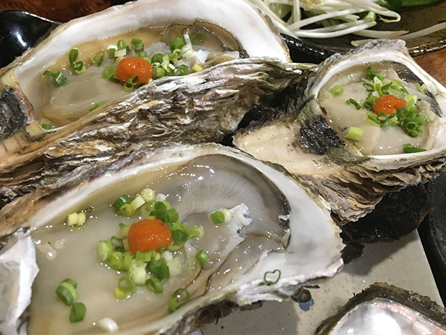 夏の天然岩牡蠣（いわがき）を食す。新潟県村上市、笹川流れ周辺、夏の名物。