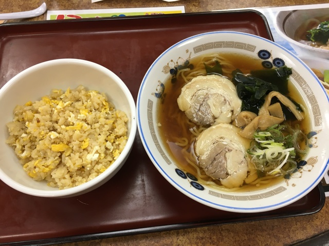 山田うどん大渡店でラーメン・ミニチャーハンセットを食す。前橋市大渡町、県道105号線沿いで営業。