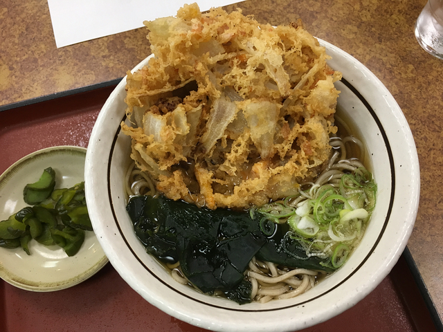 山田うどん 江田町店 で 天ぷらそばを食す。前橋市江田町、古市町交差点西で営業。