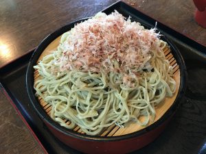 カツオ節がのった蕎麦