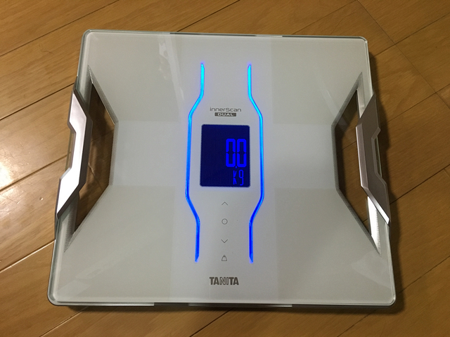 TANITA タニタの体重計、デュアルタイプ体組成計「インナースキャンデュアル RD-906」を購入。筋肉量も計測出来てBluetooth通信でアプリと連動。