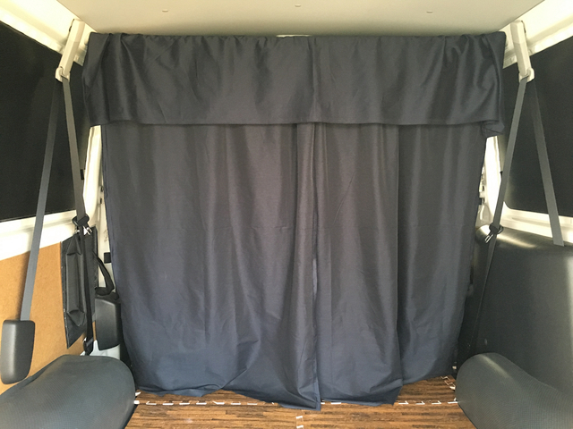 念願のハイエース（200系5型）DX GLパッケージ 9人乗り。後部座席奥にカーテンを取付け。エアコン効果対策に。