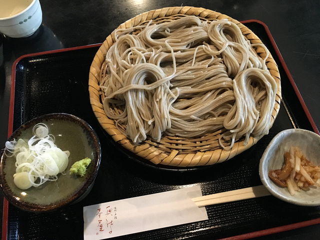 そば処 奥社の茶屋 で おおざるそばを食す。長野市戸隠、戸隠神社奥社入口で営業。
