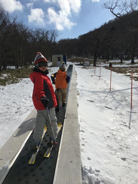日本一小さなスキー場、赤城山スキー場に家族で。雪が少なくてビックリ。