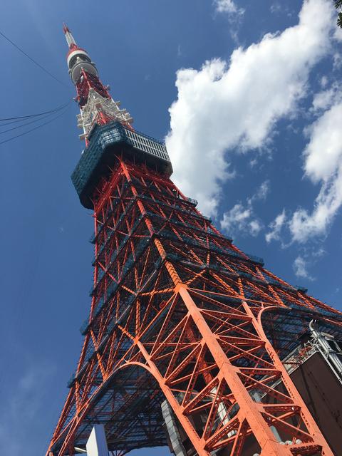 麓から見上げた東京タワー