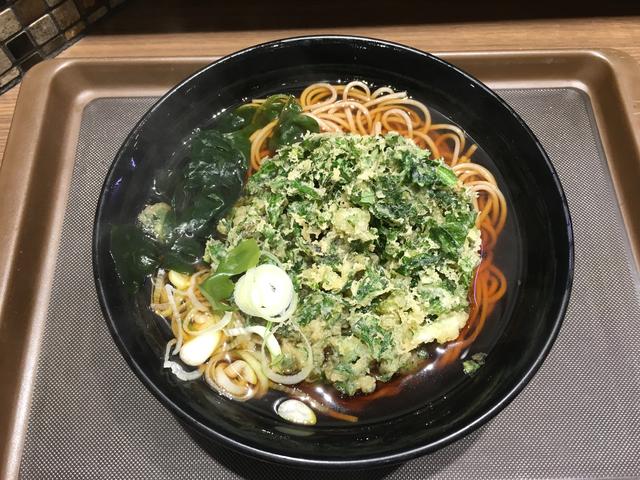 名代 富士そば 新宿都庁店 で 春菊天そばを食す。新宿区西新宿、甲州街道手前ビル一階で営業。