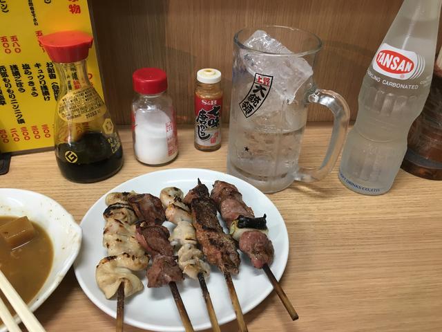 もつ焼 大統領 本店 で、煮込みともつ焼きで酎ハイを飲む。台東区上野、アメ横ガード下に鎮座。