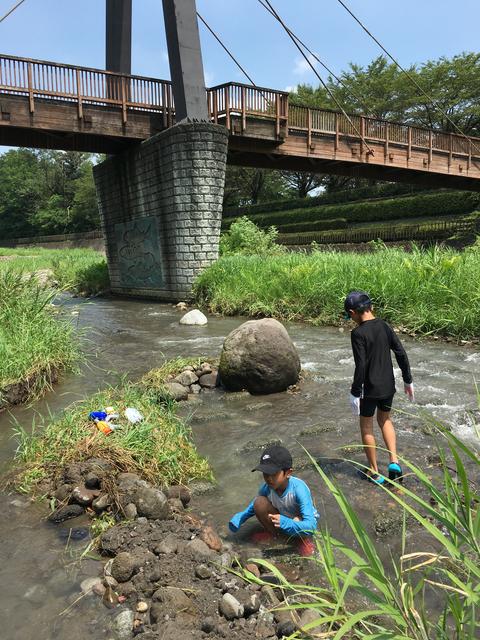 近所の川で水遊び