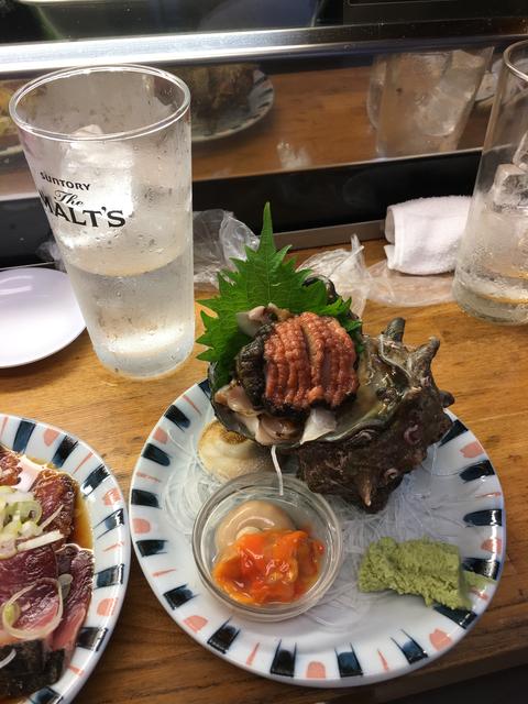 魚がし福ちゃん2号店で、かつお刺、サザエ刺を肴に一献。渋谷区道玄坂、井の頭線渋谷駅南に鎮座。