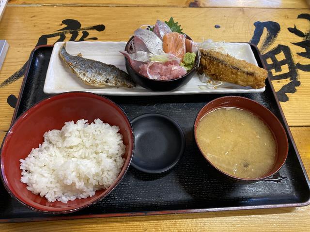 タカマル鮮魚店本館 で 本日の日替わり定食を食す。新宿区西新宿、柏木公園向かいで営業。