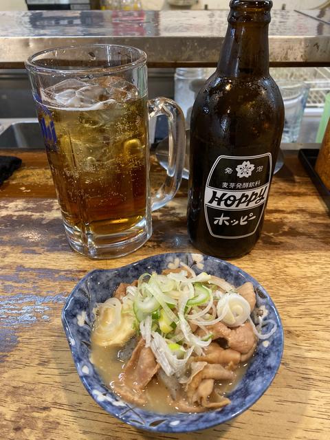 立飲み たきおか で 煮込み、シロ、カシラを食し呑む。台東区上野、アメ横ガード下そばで営業。