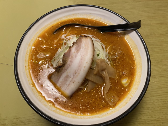 札幌らｰめん すずらん で 北国旨辛らーめん ✛ 餃子 を食す。伊勢崎市連取町、連取町十字路交差点南で営業。