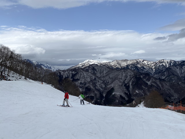 奥利根スノーパーク に今シーズン３度目のスキー。温かな春スキーと思いきや、肌寒い曇天模様。