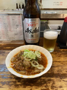 瓶ビールに牛すじ