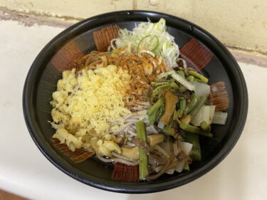 八起家 西口店 で 冷やしたぬき山菜そば を食す。JR高崎駅西口、八高線ホーム入口に鎮座。