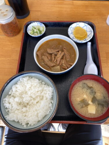 永井食堂 で もつ煮定食（半ライス） を食す。渋川市上白井、国道17号線沿いに鎮座。