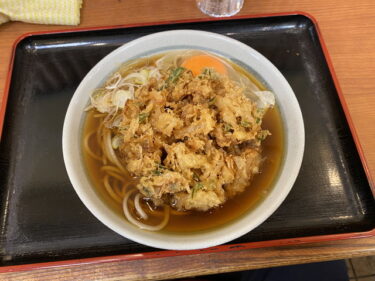 かのや 新宿東南口店 で かき揚玉子そば を食す。新宿区新宿、JR新宿駅東南口出てすぐで営業。