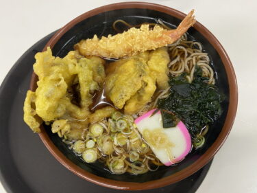 草木ドライブイン1階食堂 で 天ぷらそば を食す。みどり市東町、草木ダム湖畔に鎮座。