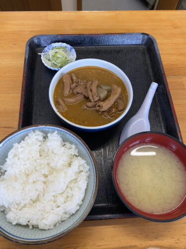 永井食堂 で もつ煮定食 半ライス を食す。渋川市上白井、国道17号線沿いに鎮座。