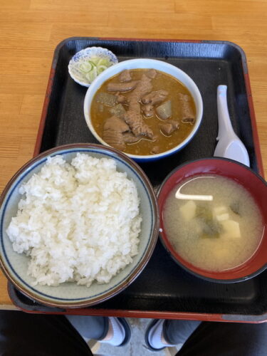 永井食堂 で もつ煮定食（半ライス）を食す。渋川市上白井、国道17号線沿いに鎮座。