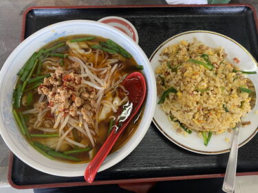 福ちゃん食堂 で 台湾刀削麵 + 台湾炒飯 を食す。高崎市浜川町、浜川町交差点南で営業。