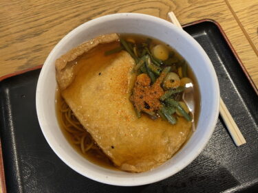 太田強戸PA フードコート OTA食堂 で 山菜きつねそば を食す。太田市成塚町、太田強戸PA内で営業。