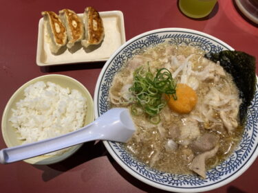 丸源ラーメン 前橋天川原店 で 肉そば 丸源餃子セット を食す。前橋市天川原町、交差点角で営業。