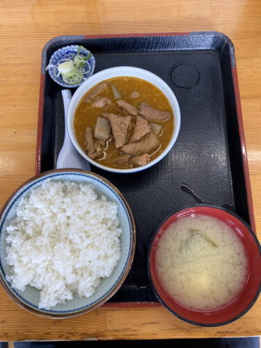 永井食堂 で もつ煮定食（半ライス）を食す。渋川市上白井、国道17号線沿いに鎮座。