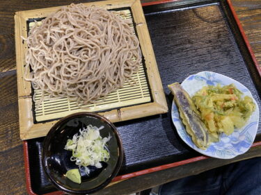 玉木屋 で 天もりそば 大盛り を食す。みどり市東町、草木ダム手前に鎮座。