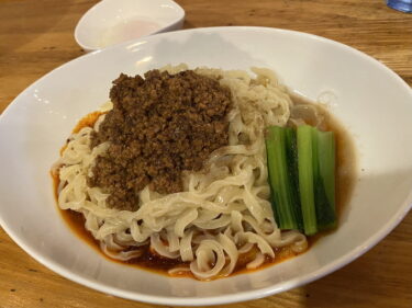 うしおととり で 温玉辛シビ汁なし坦坦麺 を食す。太田市東本町、スバル帝国正面で営業。