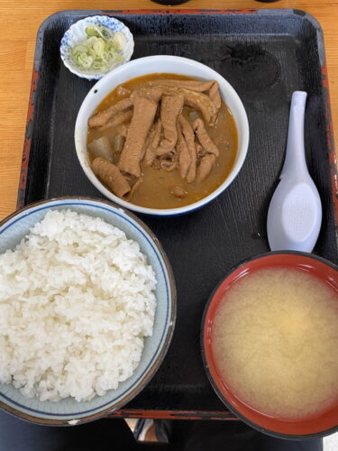 永井食堂 で もつ煮定食 半ライス を食す。渋川市上白井、国道17号線沿いに鎮座。