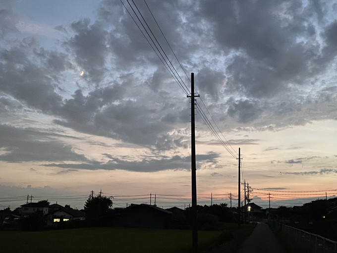 昨日の夕暮れと三日月