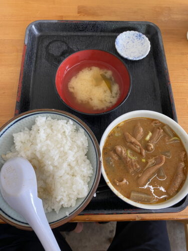 永井食堂 で もつ煮定食（半ライス）を食す。渋川市上白井、国道17号線沿いに鎮座。