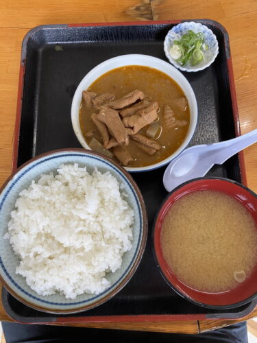 永井食堂 で もつ煮定食（半ライス）を食す。渋川市上白井、国道17号線沿いに鎮座。