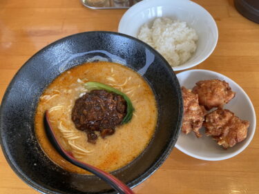 きんとうん で きんとうん麺 辛 ランチ唐揚げセット を食す。高崎市菅谷町、セブンイレブン斜向かいで営業。