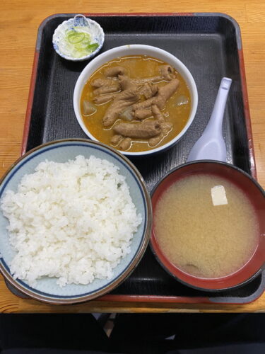 永井食堂 で もつ煮定食（半ライス）を食す。渋川市上白井、国道17号線沿いに鎮座。