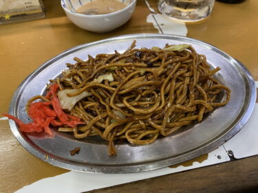 浅草やきそば 福ちゃん で もつ煮 で吞んで 焼きそば で〆る。台東区浅草、浅草地下商店街に鎮座。