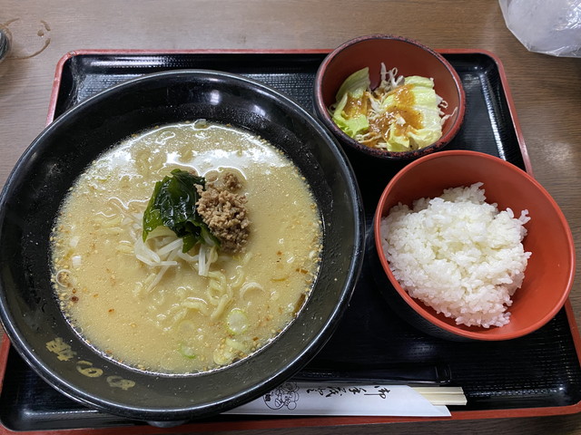 味噌ラーメンとランチサラダ