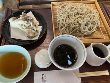 そば処あかふ で せいろそば（大盛り）舞茸天 を食す。利根郡昭和村、利根沼田望郷ライン沿いで営業。
