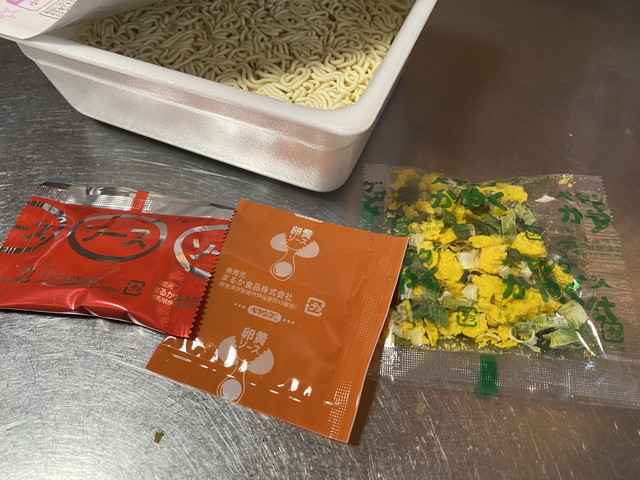ソースと卵黄ソースとかやく