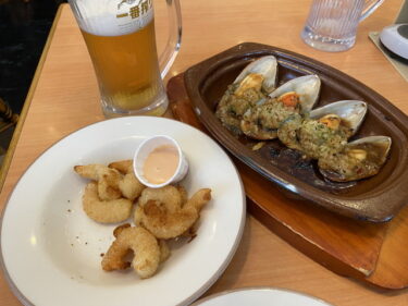 江東区有明 サイゼリヤ 有明フロンティアビル店 で アロスティチーニ 青豆の温サラダ ポップコーンシュリンプ ムール貝 エスカルゴ 等で吞む。