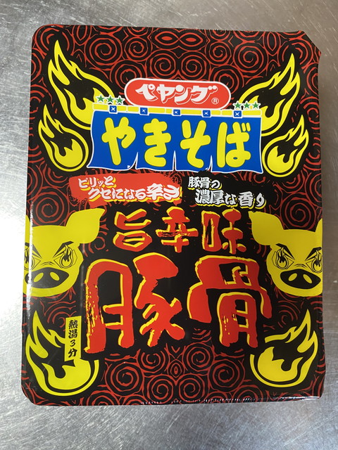 ペヤング 旨辛味豚骨やきそば